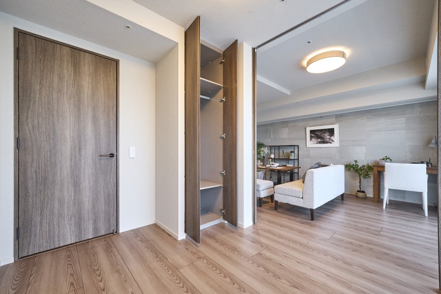 洋室2にもクローゼットを備え付けました。かさばりやすいアウターやオフシーズンの家電などを収納でき、居室部分を広々とお使いいただけます