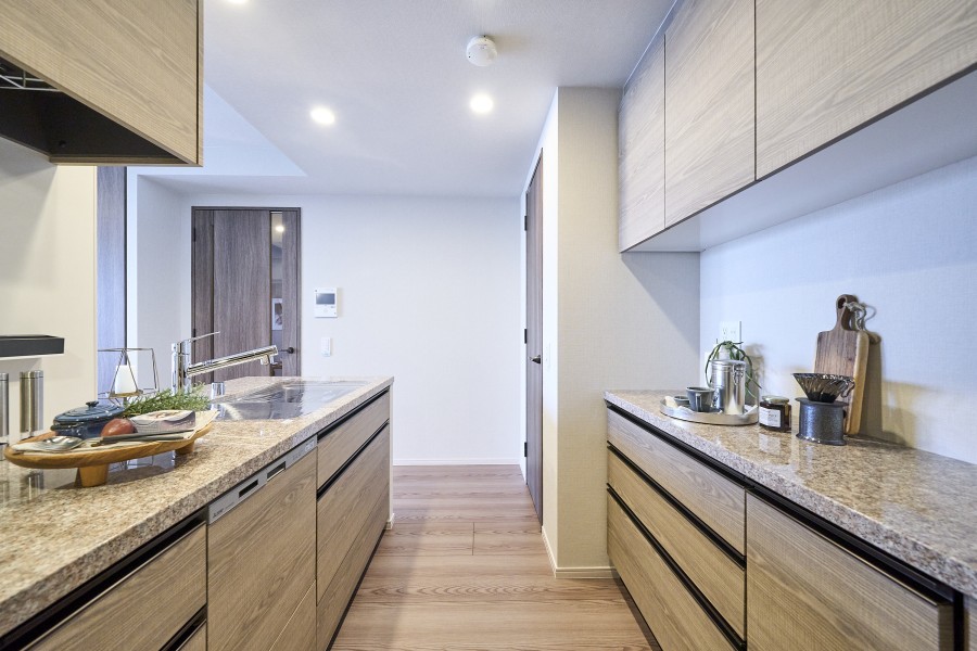 背面にはキッチンに合わせた便利なカップボードを備え付けました。コーヒーメーカーなどを並べてお使いいただくのも良さそうですね。