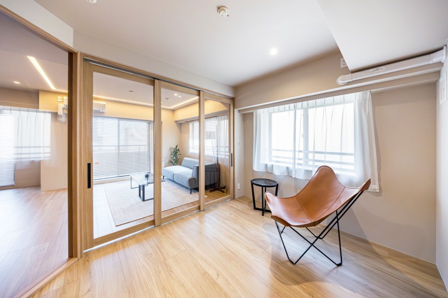 洋室2も心がほっとする陽光が差し込み、安らぎ溢れるお部屋です。ガラス戸がライフスタイルをシーム​レスに演出します。