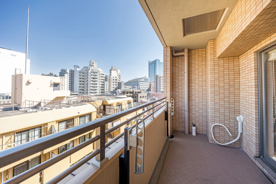 心地よい陽光を取り込み、空間をゆるやかに紡ぐ東向きのバルコニーです。リビングへあたたかな自然光を届けるスペースです。