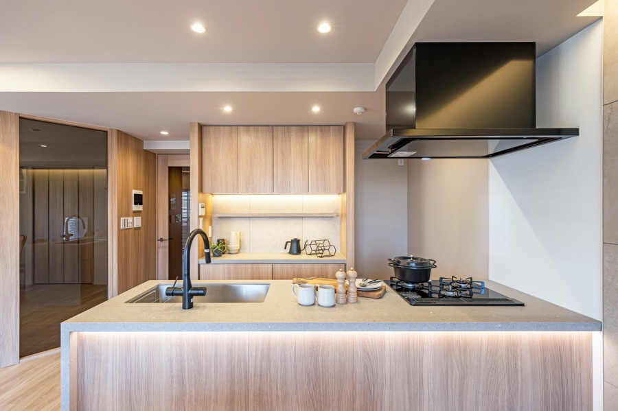 美しい石調の天板のオリジナルキッチンです。モダンで気品溢れるキッチンは、開放的なオープンタイプです。ブラックの水栓やレンジフードがアクセントとなり、空間を引き締めセンスアップします。