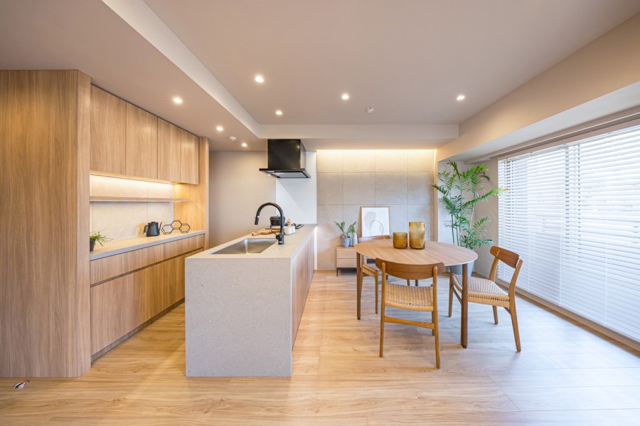 キッチンやカップボードには間接照明を設置したので、インテリアの一部のようで洗練された空間を醸し出します。天然石の輝くラグジュアリーな天板です。