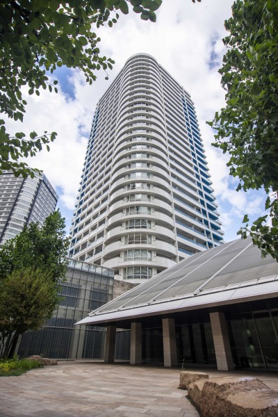 「みなとみらい」駅徒歩4分の好立地。地上30階建ての免震構造で大きな地震にも配慮された構造となっています。外周には高木が植えられ美しい四季の変化を愉しめる環境です。
