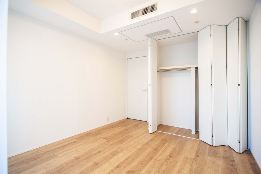 洋室1のクローゼットです。間口が広くたっぷり収納できます。また、ハンガーパイプや枕棚を活用して効率良く収納できそうです。