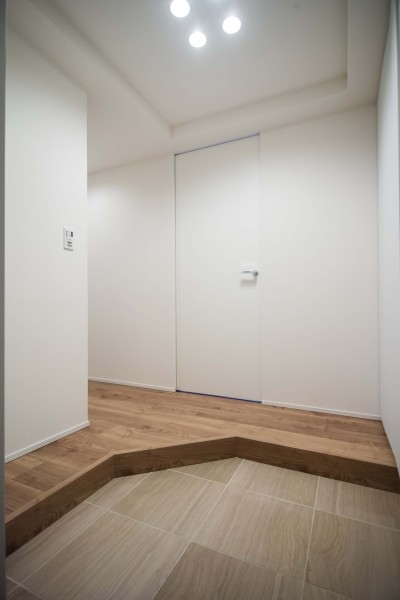 玄関には人感センサー付きライトを設置したので、暗い時間帯のご帰宅や両手が塞がっているときも快適です。