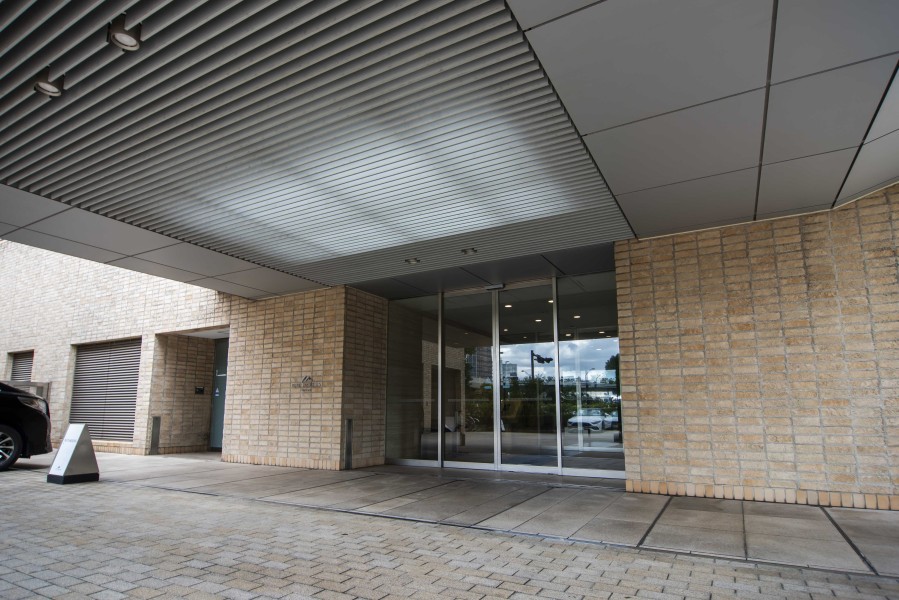 洗練された共用部が安らぎに満ちた住まいへ誘います。都市の喧騒を遠ざけ、緊張を脱がせ、気持ちを仕立て直すエントランスです。