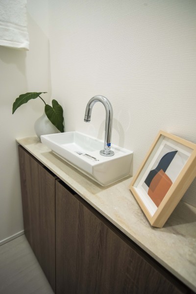 トイレには専用の手洗いボウル付き。大きなミラーも付いているので、身だしなみを整えるのにも便利です。