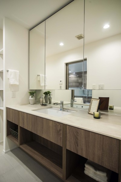 洗面化粧台は、キッチンと同じく田中工藝製で上品さが宿ります。大きな三面鏡で身だしなみのチェックもしやすい洗面台です。