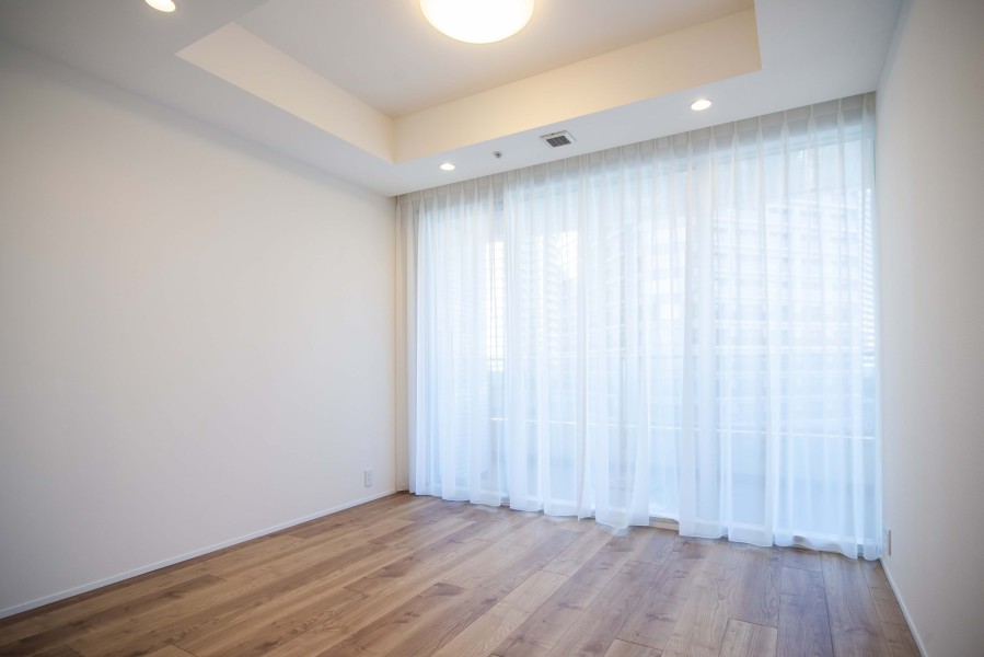 洋室1は主寝室にぴったりなゆとりあるお部屋です。穏やかな自然光が注がれ、過ぎゆく時間をのんびりと感じることができる空間です。