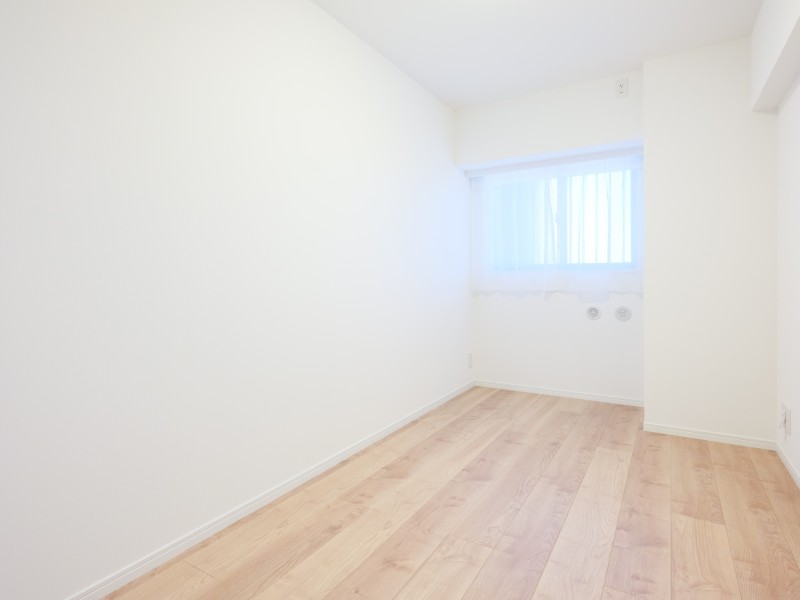 柔らかな光が降り注ぐ洋室2は、約5.8帖のお部屋です。クローゼット付きのため、居住スペースを広々とお使いいただけます。