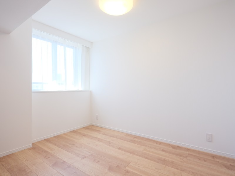 約6.6帖の洋室3です。ナチュラルテイストな内装はどんなインテリアともなじみやすい柔軟性が魅力です。