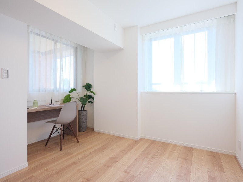 洋室3は二面採光ならではの明るい空間のため、テレワークや作業スペースとしても活躍してくれそうなお部屋です。伸びやかな時間を心ゆくまでお過ごしいただけます。