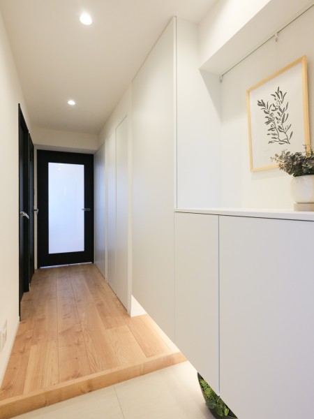 住まいの顔となる玄関スペースは人感センサー照明付き、明るいホワイト基調の気品溢れる空間です。カウンタースペースにはピクチャーレールがあり、お好みのアートや家族写真も飾っていただけます。