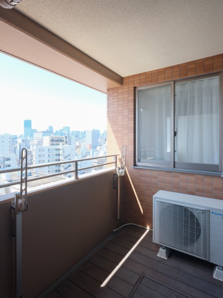 リビングにつながるバルコニーは暮らしに大切な光と風を感じる空間です。洗濯金物付きで洗濯物もしっかり乾かせそうですね。