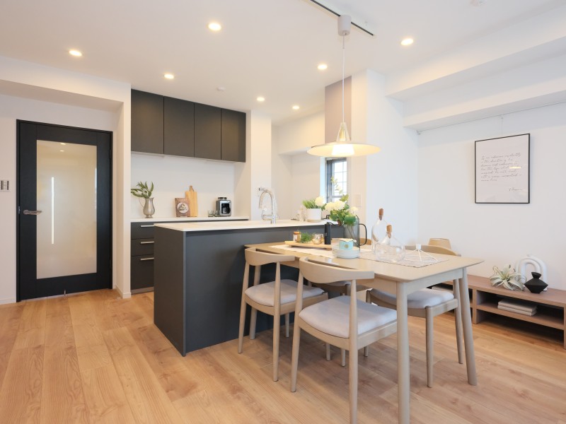 リビングダイニングには床暖房を敷設しているため、通年快適な温度でお過ごしいただけます。心安らぐ、穏やかな時間に纏われた居住空間です。