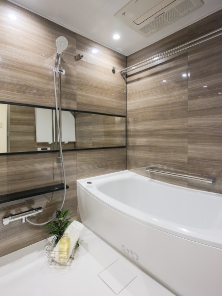 高級感溢れるバスルームにはゆったりとしたカーブが特長のバスタブを採用しています。身も心もしっかりと癒しながら、心ゆくまでリラクゼーション空間をお楽しみいただけます。