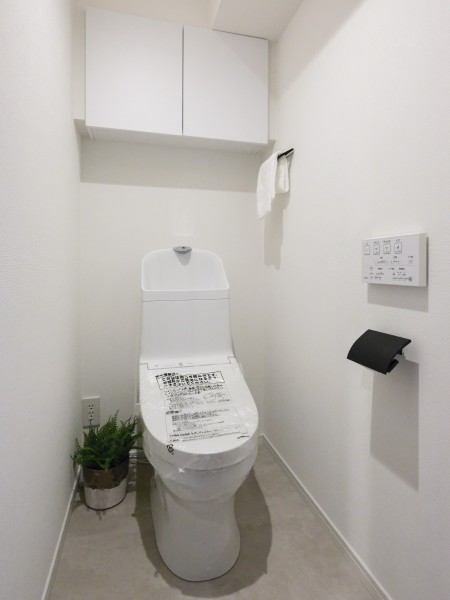 レストルームには上部吊戸棚を設置しているため、掃除グッズやペーパー類ストックをしっかり収納いただけます。足元スペースをすっきり保ちながら、快適にお使いいただけます。