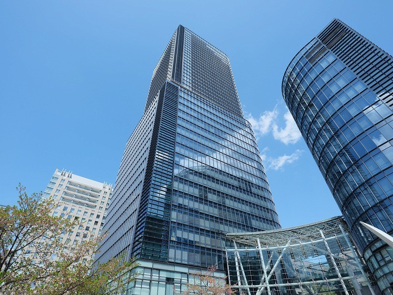 ガラスカーテンウォールが美しいランドマークタワー。商業施設と一体となった利便性と、約22,000m²の大規模再開発エリアに位置する上質な住環境が魅力です。