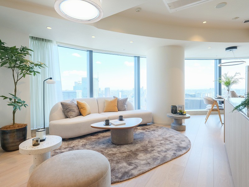 約21.3帖のゆとりあるLDKは、大きな窓から光が降り注ぎます。洗練された内装が、上質な寛ぎのひとときを演出いたします。