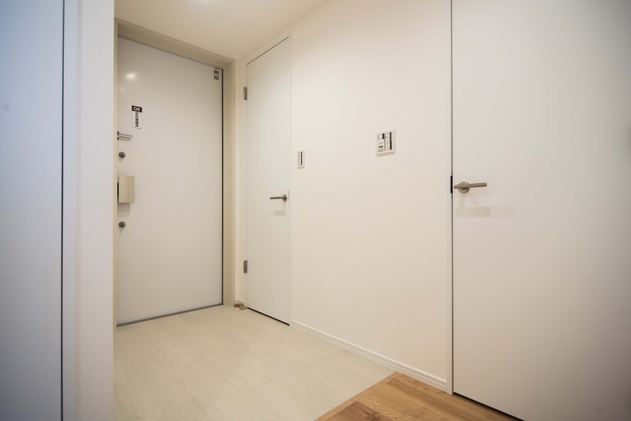 住まいの顔となる玄関は清潔感溢れる空間です。収納力をもつシューズインクローゼットは、お手持ちの靴がたっぷり収納できそうです。人感センサーライトを設置したので、明るい空間が出迎えてくれます。