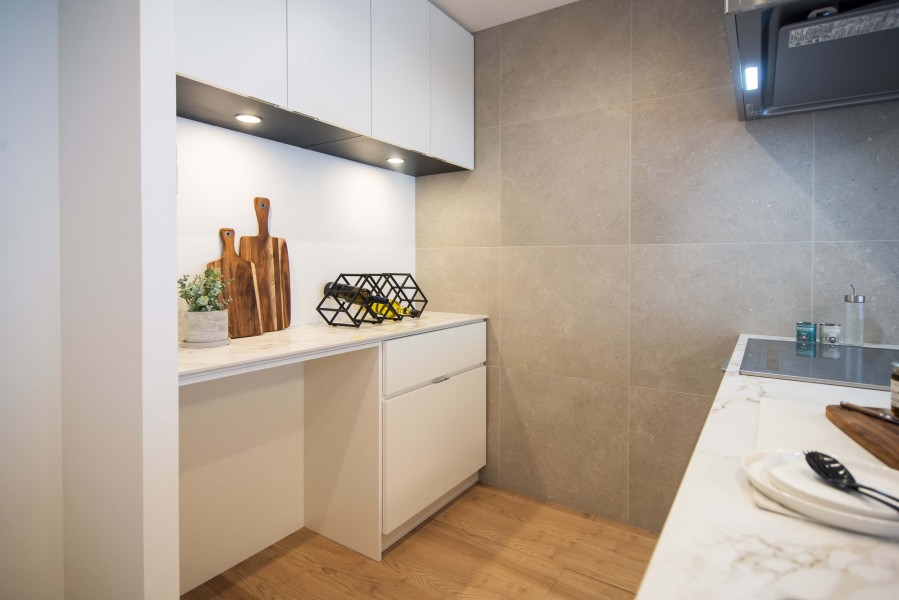 キッチン背面には収納豊富でカウンタースペースのカップボードもあります。