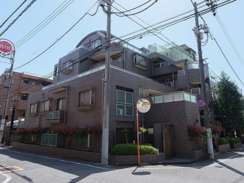 落ち着いた住宅街に佇む、5階建ての低層レジデンス。練馬駅から徒歩7分の利便性と静かな住環境が魅力です。