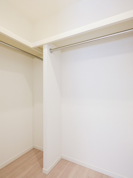 洋室1に設けられたウォークインクローゼットです。衣類や小物をたっぷり収納できて便利です。毎日の身支度がスムーズに行えます。