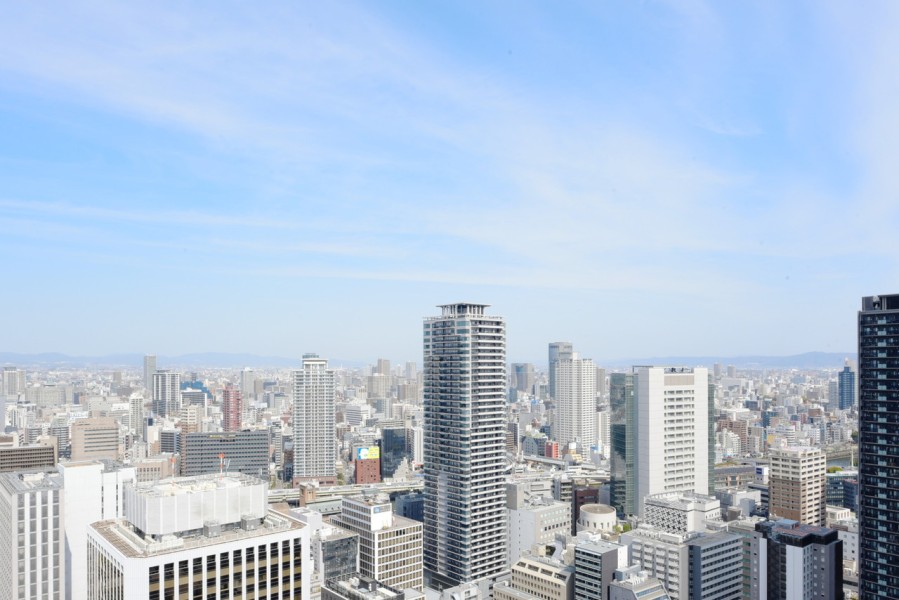 39階部分の東向きのお部屋で、遠くに生駒山の緑と大阪の街並みを見下ろす眺望があります。時間や季節と共に変化していく大きな空と街の風景を感じながら大きく伸びをしたくなるような開放感が味わえます。