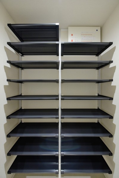 玄関には大容量のシューズインクローゼットを設置しました。通常のシューズボックスよりたっぷりと収納が出来ますので、いつもすっきりとした玄関を保てます。靴だけでなく、お出かけの際にすぐに取り出したいレイングッズや傘の収納にも役立ちます。