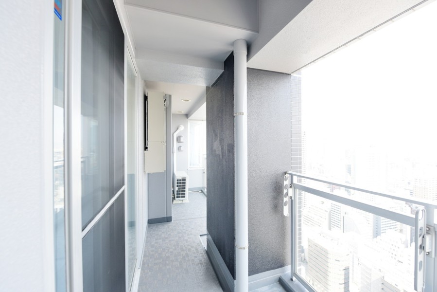 東向きのバルコニーでお部屋の中に優しい光を運んでくれます。遠くの景色と心地よい光を感じながらリフレッシュできるスペースです。