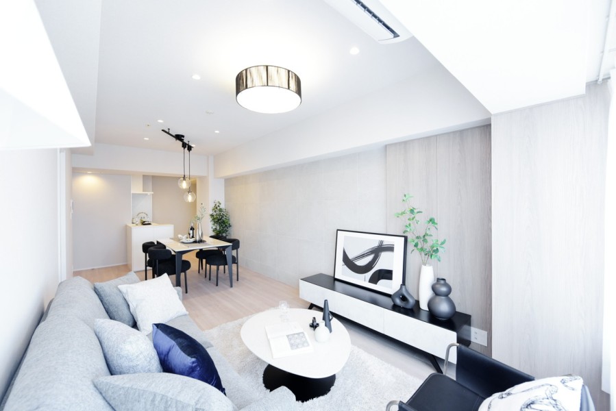 東向きの窓に面した優しい光が差し込むＬＤＫです。約17.0帖の広さで、縦長の空間はすっきりとまとりを見せ、ゆったりと流れる時間を堪能できます。壁にはタイルを貼り、高級感のある仕上がりになりました。