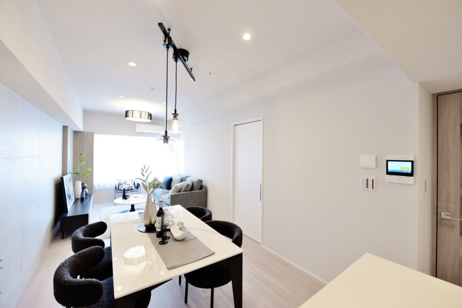 どんな家具ともマッチする内装に仕上げましたので、インテリア選びも楽しめます。エアコン１基備え付けましたので、オールシーズン快適にお過ごし頂けます。床暖房完備で冬は足元から暖かくおくつろぎ頂けます。