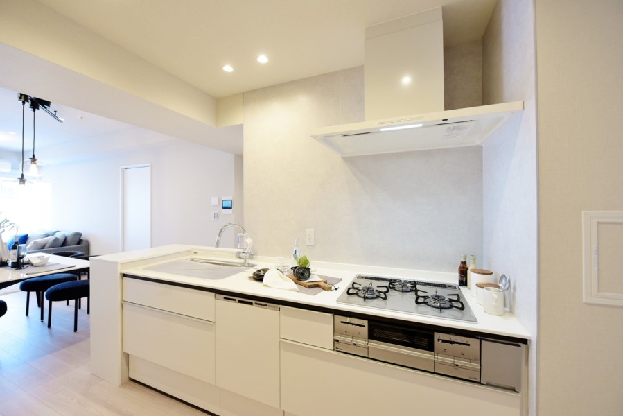 お部屋にマッチする清潔感溢れるシステムキッチンです。食器洗浄乾燥機完備で、家事の時短に役立ちます。ガラストップコンロ採用で、汚れがサッと拭き取れますのでお手入れも楽々です。