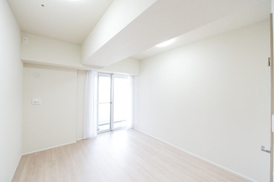 洋室1（約7.3帖）は心穏やかに静かに心と体を休めることができる主寝室におすすめです。シンプルな内装に仕上げましたので、お好みのインテリアや小物で自分らしい空間を演出して頂けます。ウォークインクローゼットもあり、お部屋を広く使えます。