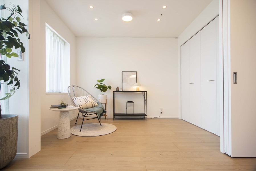 洋室2はリビングに隣接しており、拡張リビングとしてもお使いいただけます。日差しもたっぷりです。