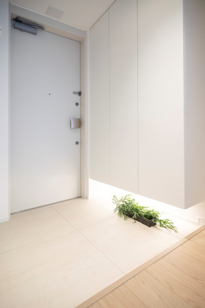 フットライトと人感センサーライトを設置した玄関です。収納力のあるシューズボックスも備え付けましたので玄関もすっきり保てます。