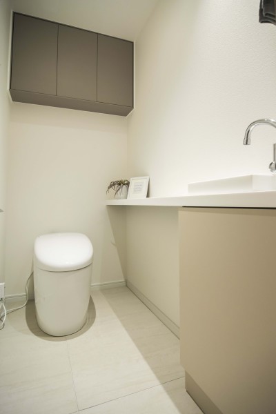 レストルームには洗練されたお部屋にぴったりなスタイリッシュなタンクレストイレが設置されています。毎日使う場所だからこそ、清潔感と使いやすさを考慮した空間です。