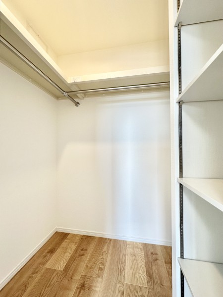 洋室2にも頼もしい収納力を誇るウォークインクローゼットを備え付けました。お部屋を清潔で綺麗にお使いいただけます。