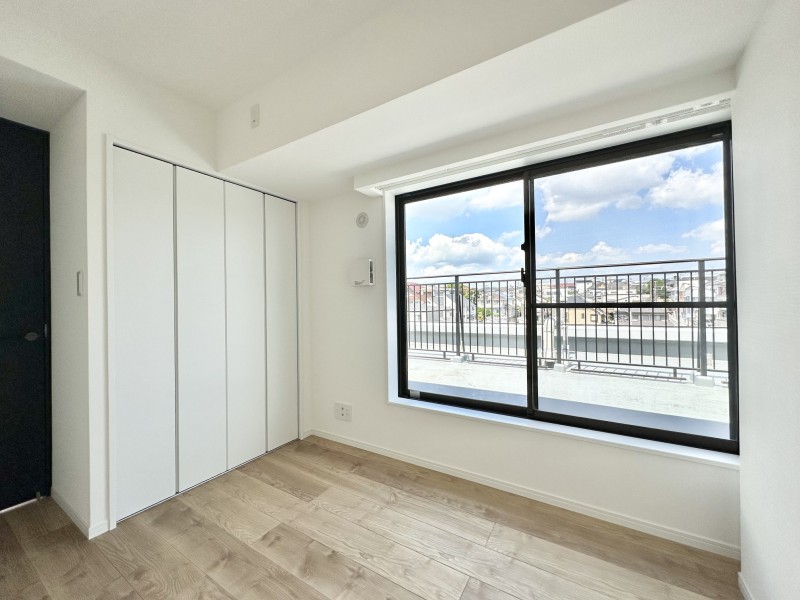 勉強や読書など落ち着いて作業したいときのワークスペースにぴったりな洋室3です。シンプルで柔軟性のある内装に仕上げました。