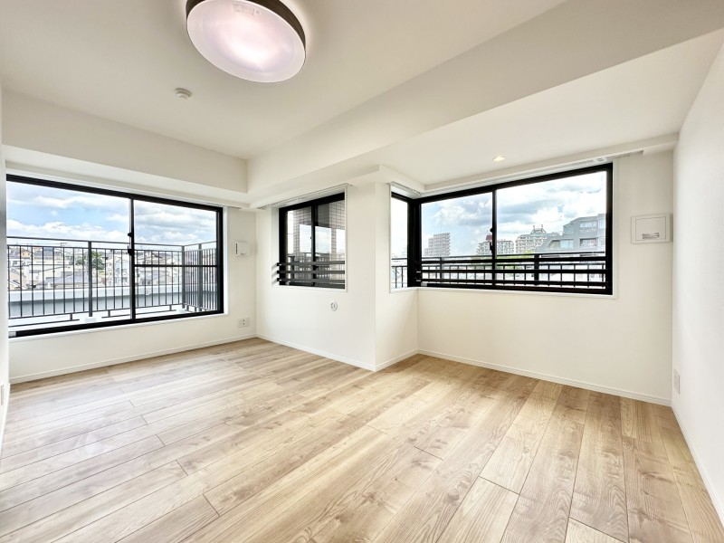 洋室1は約8.6帖の広々としたお部屋です。ウォークインクローゼット付きで居室部分を広々とお使いいただけるので、主寝室にぴったりです。