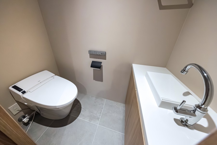 気品溢れるトイレはタンクレストイレを採用し、限りある空間にゆとりを生み出しました。スティックリモコンや水栓など、細かな箇所にもこだわりが詰まっています。