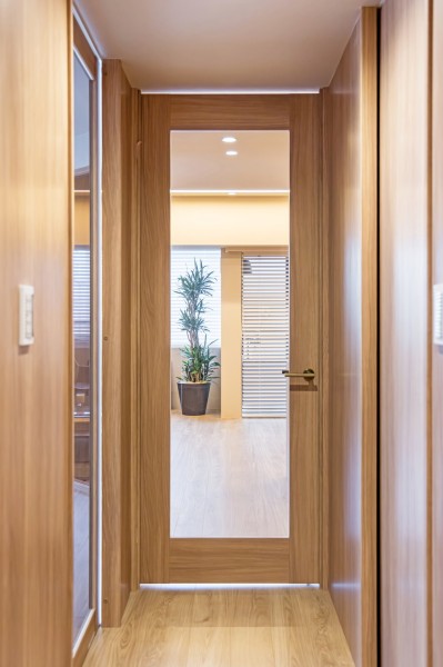 ダイニングからの光を取り込んだ明るい廊下部分は大切なご家族の「ただいま」「おかえり」が行き交う心温まる空間です。
