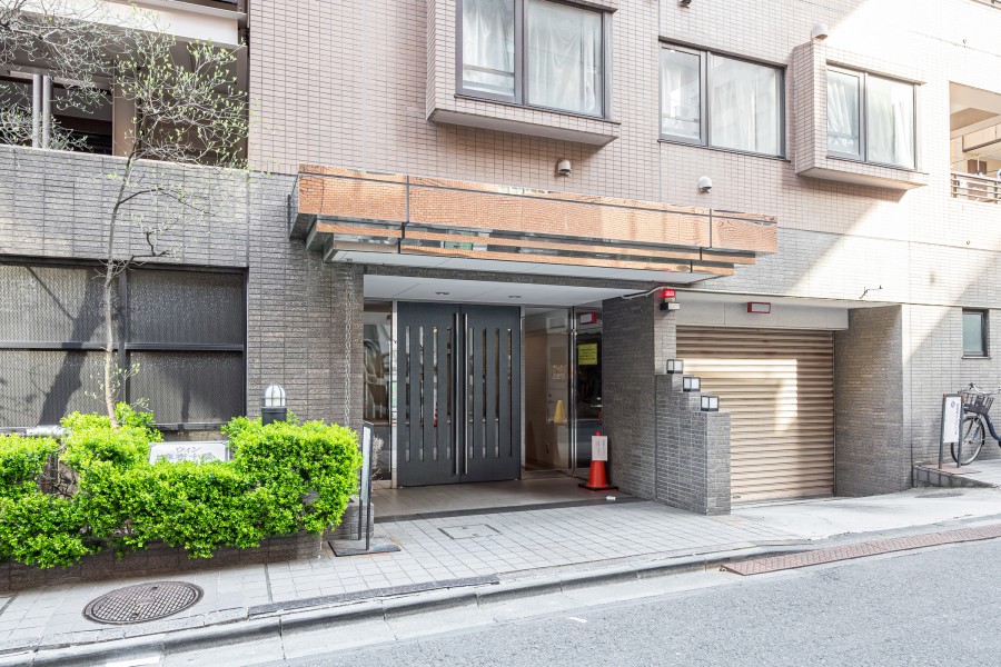 モダンで清潔感が溢れるエントランスです。時代に左右されず、将来にわたって価値が継続する「上質」な佇まいです。