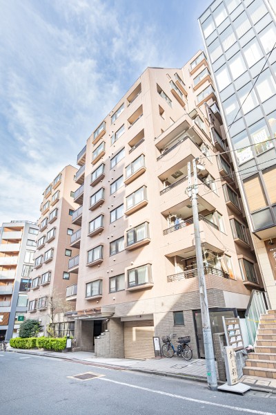 六本木ヒルズまで徒歩５分。老舗店舗が連なる麻布商店街沿いに佇む立地です。利便性・住環境共に良好です。