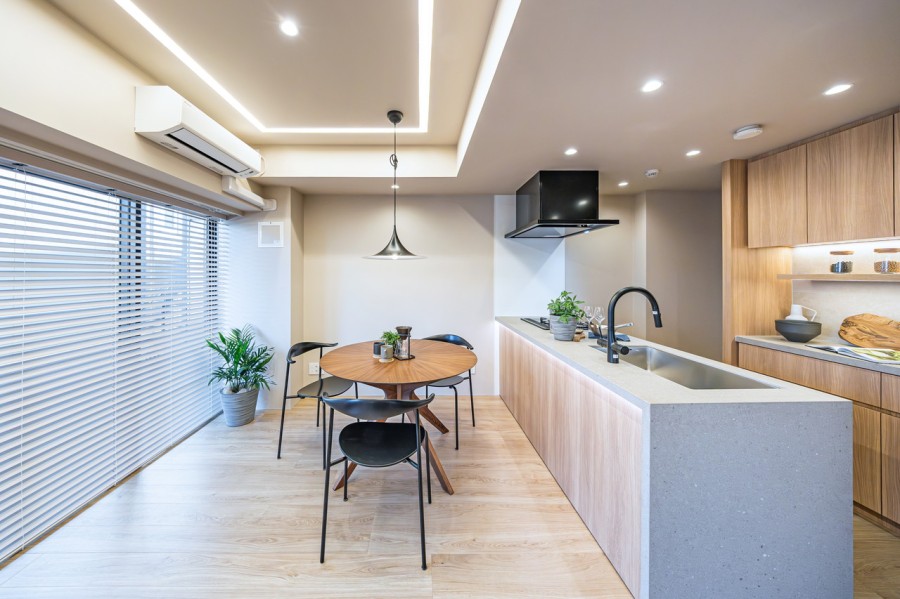 自然感を活かした優しい色合いとゆったりとした抑揚のあるオーク柄を建具に採用し、センスアップされた住まいに仕上がりました。