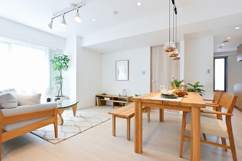 大きな窓からたっぷりの光が差し込む明るいリビングダイニングです。床暖房が敷設され、大切なペットも一緒に、ご家族みなさんが一年中快適にお過ごしいただけます。