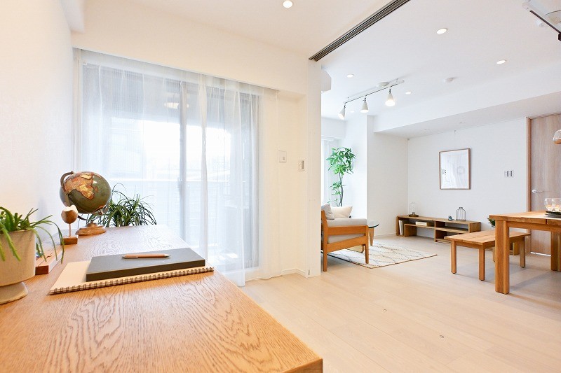 リビングに隣接した洋室3です。普段は引き戸を開放し拡張リビングとして使ったり、来客時は引き戸を閉めてプライベート空間を隠したり、フレキシブルにお使いいただけます。