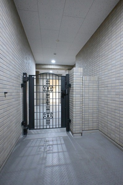 約4.9m²のアルコーブは、プライベート感を高めつつ玄関前にゆとりをもたらします。戸建て感覚で使える独立性のある設計です。