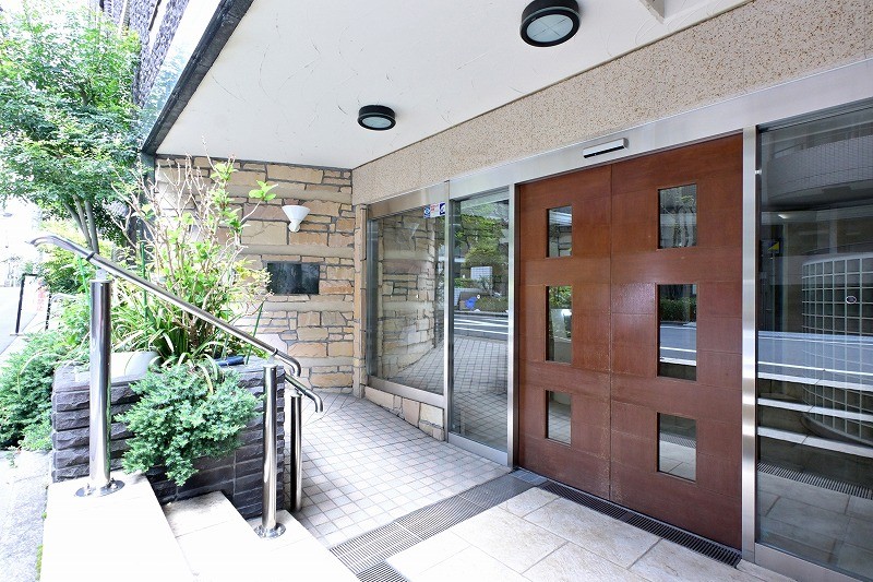手入れの施された植栽が安らぎの居住空間へ誘うエントランスです。2015年に大規模修繕工事が実施されており、管理体制の良さがうかがえます。
