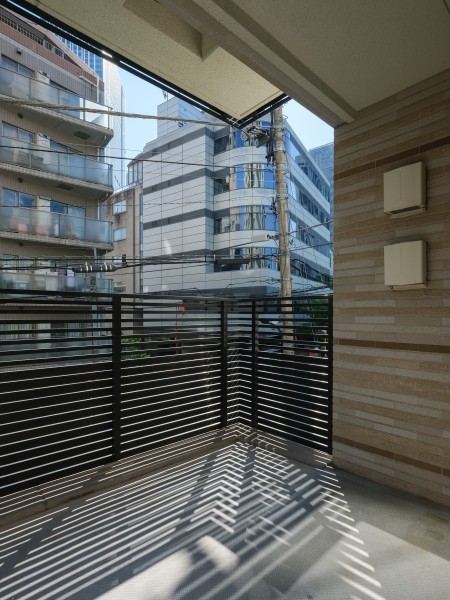 陽光をたっぷりと取り込む、通気性も良好な手すりを採用したバルコニー。洗濯物を気持ちよく乾かせるだけでなく、開放感あふれる空間で、ちょっとしたリフレッシュにもぴったりです。